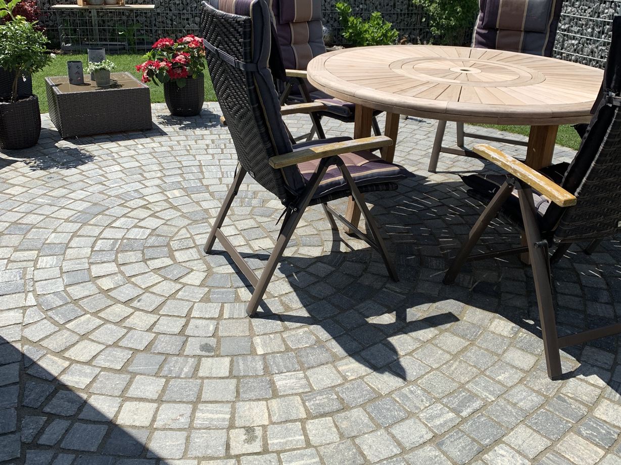 Pflastersteine Gneis Urban Grey Line mit Tisch