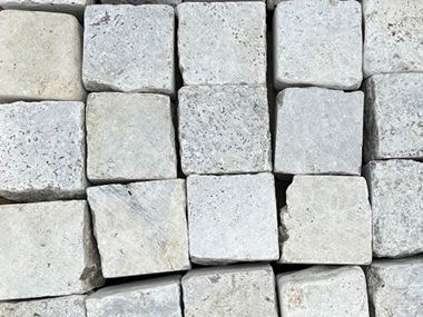 Galerie 1 Ausschnitt_Pflasterstein_Travertin_Silver_Palette