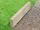 Rasenkante Camino Sand: Harmonische Farbgebung in Beige und Creme Kalkstein Camino Sand Rasenkante mit Rasen und Kies