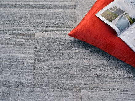Granit Platten Urban Grey Line mit Zierkissen