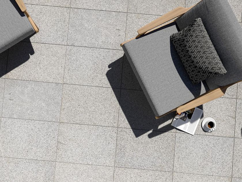 Terrassenplatte Granit Silver Classico von oben mit Outdoor-Sesseln