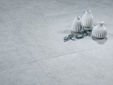 Steinoptik_Platten_Basalt_Ice_mit_Vasendeko_und_Pflanze