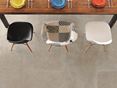 Moderne Eleganz in Steinoptik: Elements Clay Essbereich auf der Terrasse mit Steinoptikplatten als Bodenbelag