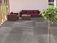 Terrassenplatten in Kalksteinoptik Bluestone Bali mit roter Couch auf der Terrasse