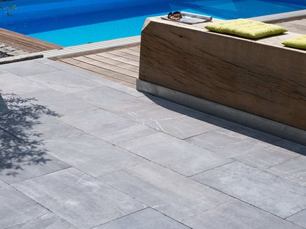 Blausteinplatten Azur auf Terrasse mit Pool