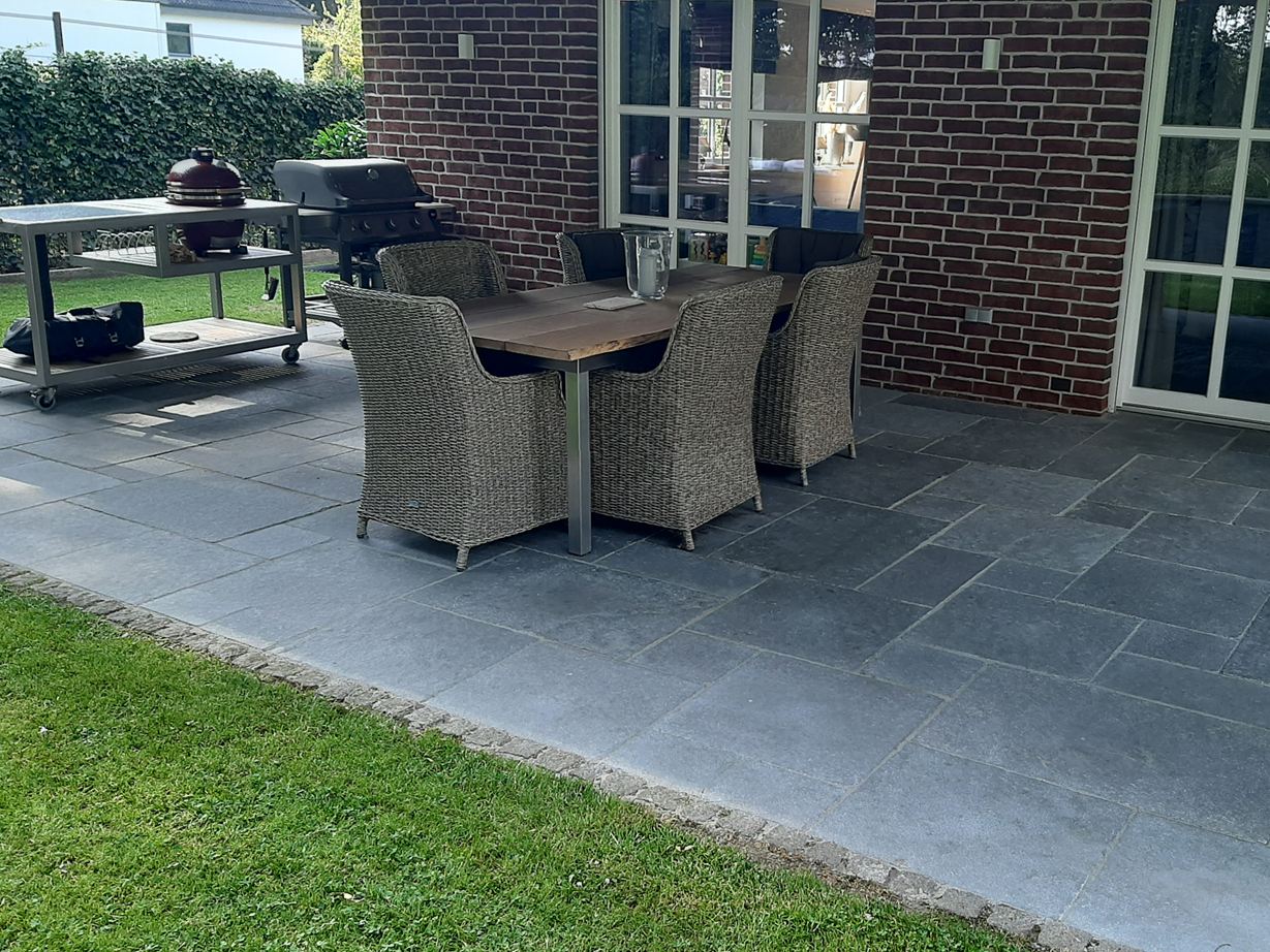 Kalkstein_Terrassenplatten_Java_Blue_berdachte_Terrasse