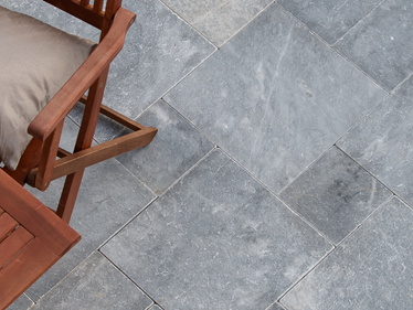 Terrasse mit Marmorplatten Afyon Grey und Holzmöbeln von oben
