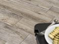Verlegte Platten in Holzoptik mit Tisch und Essen in der Ecke