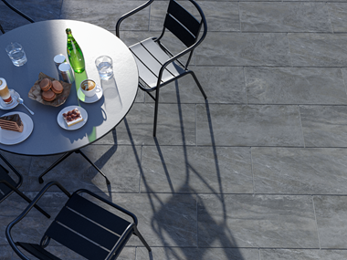 Ansicht Terrasse mit Quarzitoptikplatten Monro Dark und Outdoormöbeln