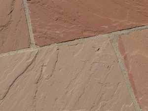 Detailaufnahme verlegter Sandsteinplatten Modak in Rot und Beige