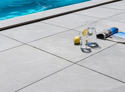Deko auf Alpine-Grey-Terrasse in hellgrauer Schieferoptik