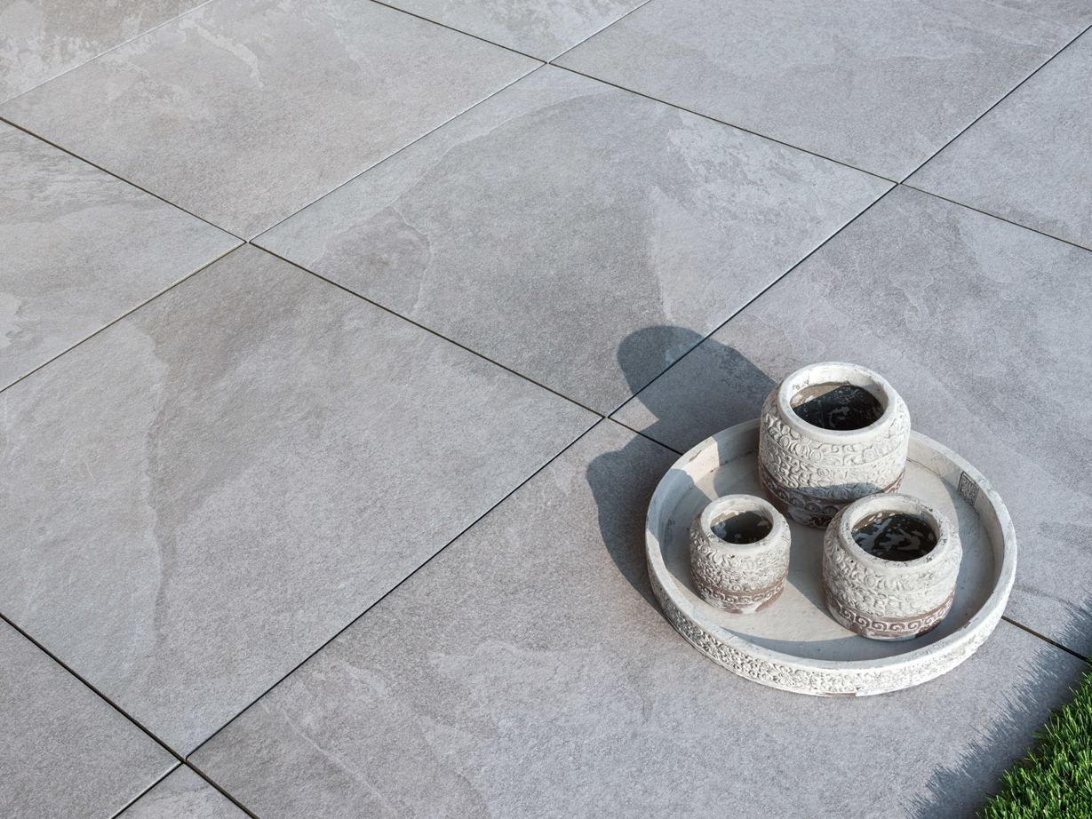 Hellgraue Feinsteinzeug Platten Alpine Grey mit Deko