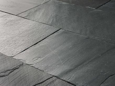 Nahaufnahme von verlegter Schieferplatte Black Rustic mit gespaltener Oberfläche