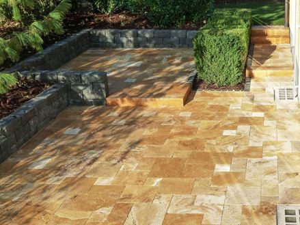 Terrasse mit Platten aus Travertin in sattem Goldton von oben fotografiert