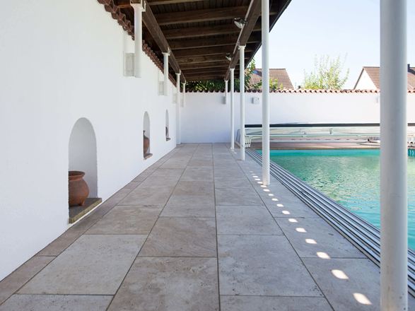 Weg am Pool mit modernen Travertin Platten
