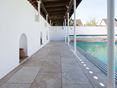 Weg am Pool mit modernen Travertin Platten