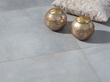 Betonoptik-Fliesen Pure Clay mit Windlichtern
