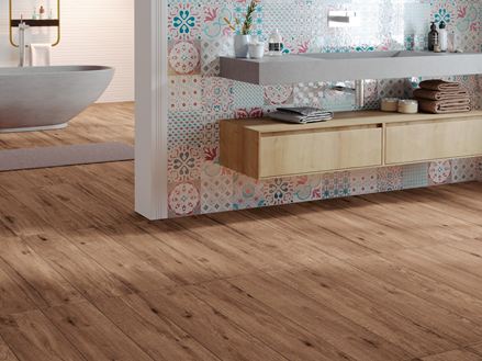 Badezimmer mit Holzoptik-Fliesen Scandi Nut