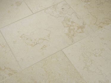Kalksteinfliesen Royal Beige von schraeg oben