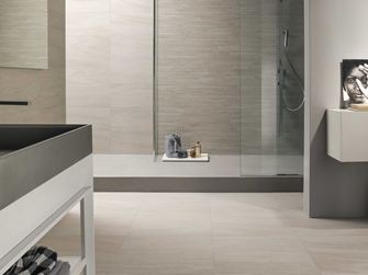 Badezimmer mit Feinsteinzeug-Fliesen Mountain Beige
