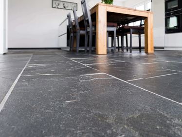 Galerie 1_Froschperspektive-auf-Schieferboden-Black-Rustic-js