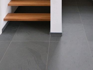 Gal1_Kundenshooting-Schiefer-Grey-Slate-Fliesen-Treppe-js