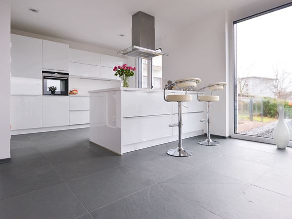Weisse Küche mit Metallelementen auf Schieferfliese Grey Slate mit gespaltener Oberfläche