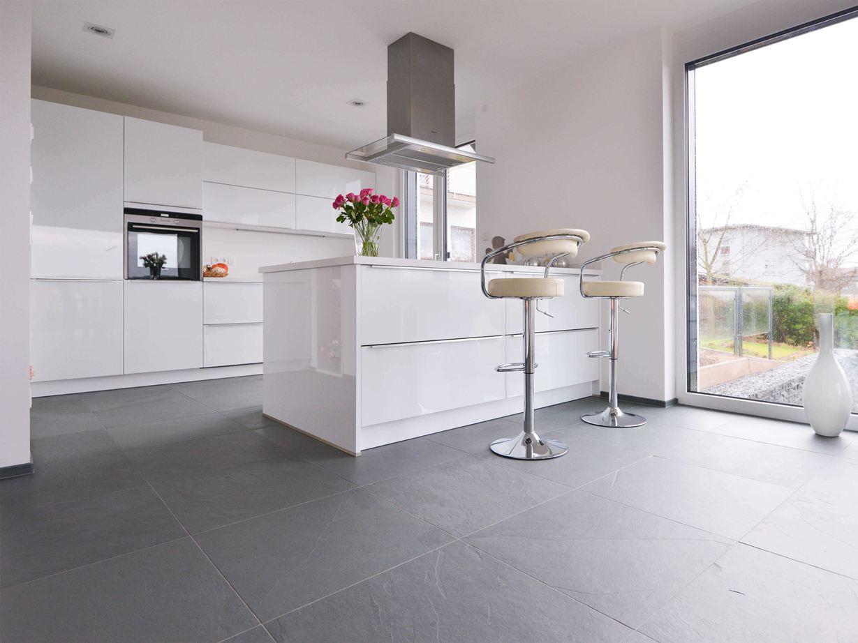 Weisse Küche mit Metallelementen auf Schieferfliese Grey Slate mit gespaltener Oberfläche