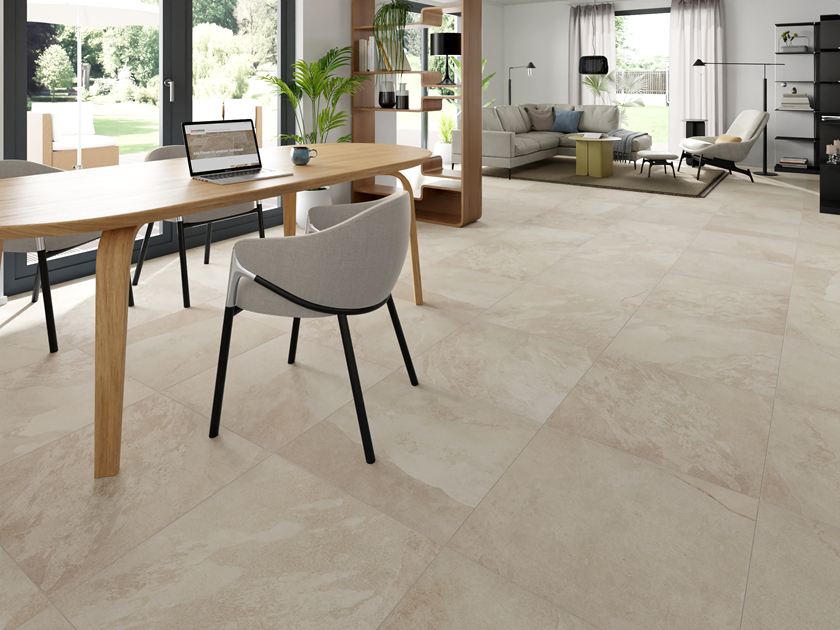 Feinsteinzeug-Fliesen Alpine Beige im Wohnzimmer mit Stühlen und Tisch
