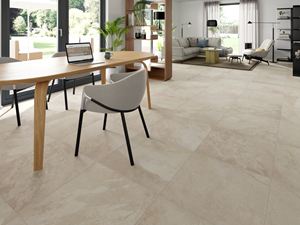 Feinsteinzeug-Fliesen Alpine Beige im Wohnzimmer mit Stühlen und Tisch