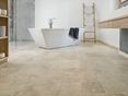 Fliesen Travertin Ivory-Cream im Badezimmer