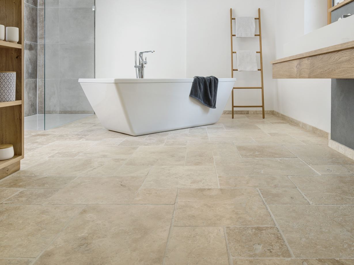 Fliesen Travertin Ivory-Cream im Badezimmer