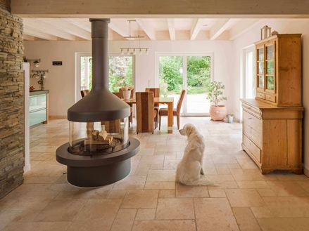 Travertin-Fliesen Light im Wohnzimmer mit Kamin und Hund