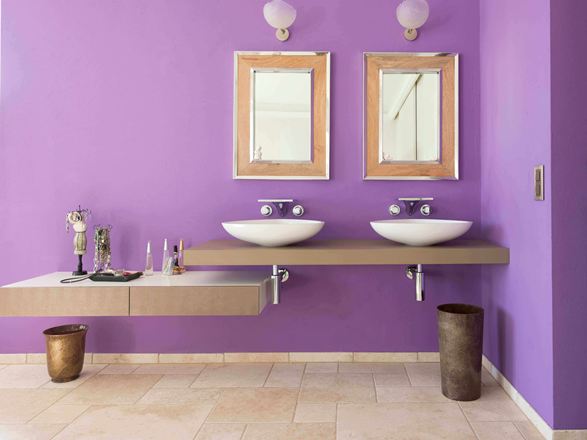 Badezimmer mit lila Wand und zwei Spiegeln auf Travertinfliese Light mit getrommelter Oberfläche