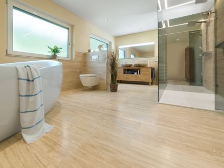 Travertin-Fliesen Natura im Bad mit Dusche