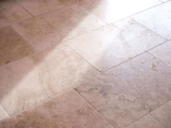 Travertin-Fliesen Rustic, seitliche Aufnahme mit Licht und Schatten