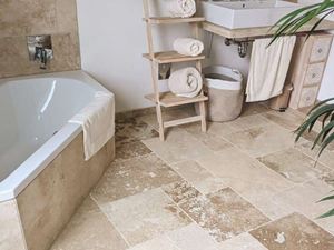 Travertin_Rustic_Badezimmer