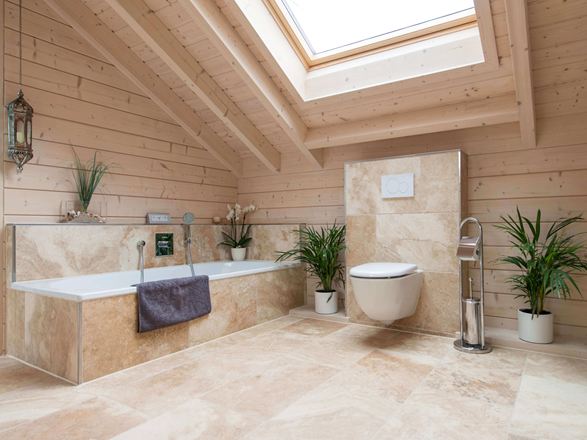 Badezimmer mit Travertinfliese Rustic als Boden- und Wandverkleidung