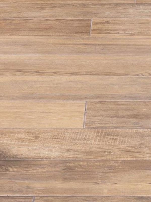 Kind spielt auf Holzoptikfliesen Urban Caramel aus der Vogelperspektive