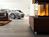Moderner Kamin, davor Schieferfliese Mustang, im Hintergrund ein Sportwagen