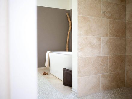 Travertin-Medium-Fliesen-Badezimmer