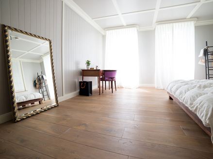 Ein Villenzimmer mit Holzboden