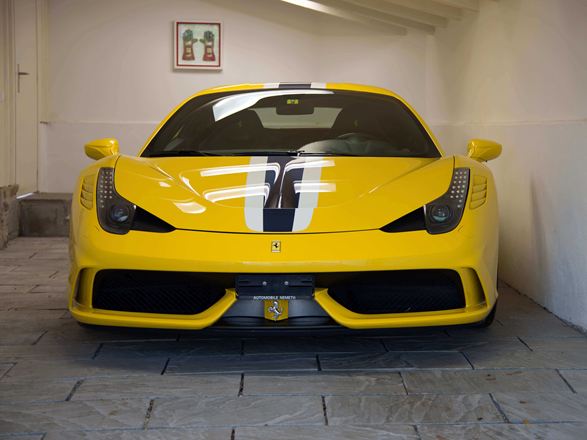 Gelber Ferrari auf grauer Sandsteinplatte Kandla Grey