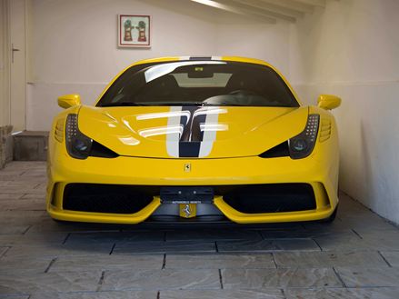 Gelber Ferrari auf grauer Sandsteinplatte Kandla Grey