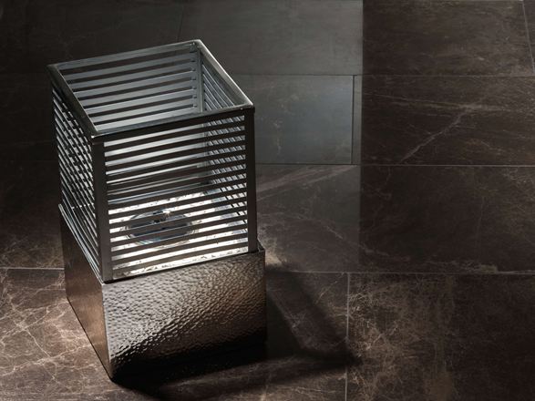 Marmor-Fliesen Emperador Dark mit dekorativer Lampe