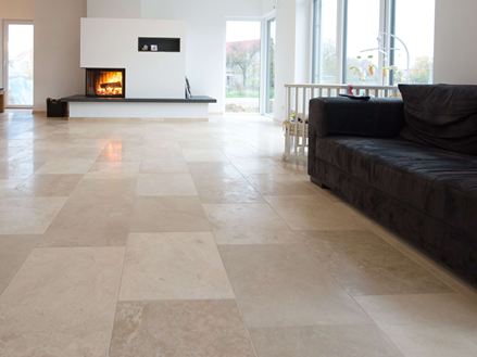 Wohnzimmer mit Travertin Medium Line-Fliesen