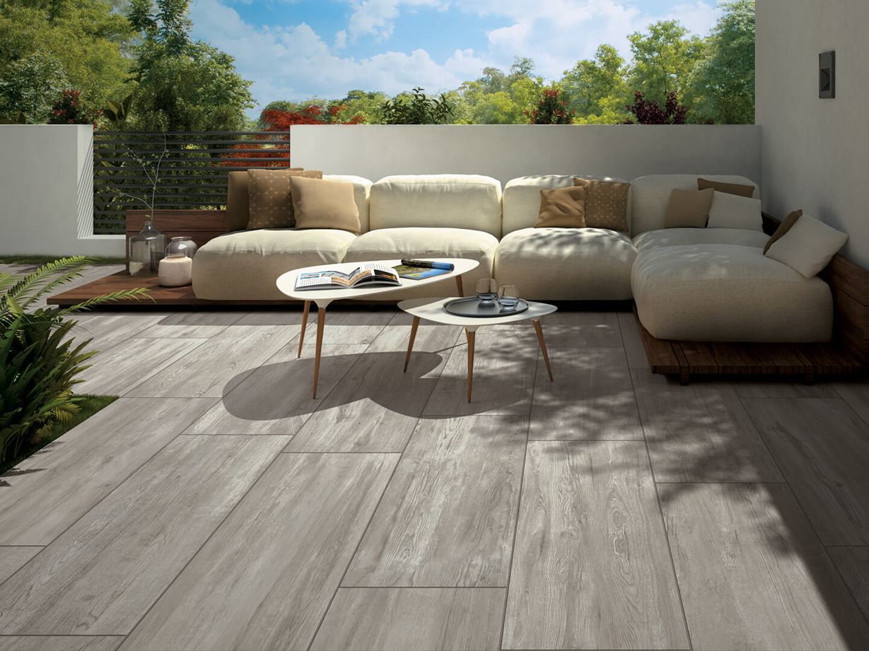 id1349 moderne terrasse mit angrenzendem garten terrassenplatten in holzoptik nordic maple