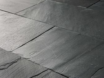 Nahaufnahme von verlegter Schieferplatte Black Rustic mit gespaltener Oberfläche