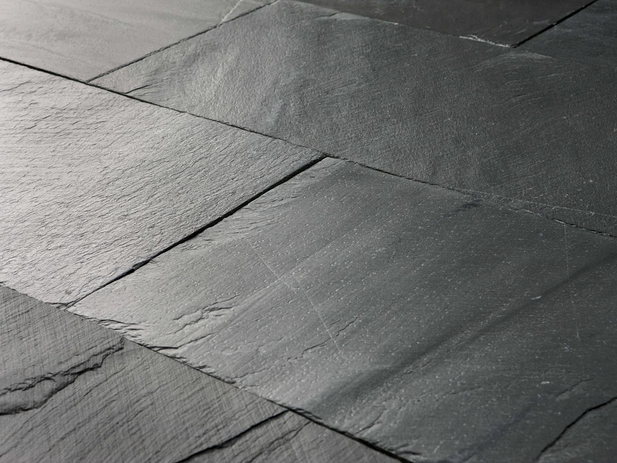 Nahaufnahme von verlegter Schieferplatte Black Rustic mit gespaltener Oberfläche