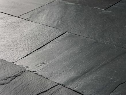 Nahaufnahme von verlegter Schieferplatte Black Rustic mit gespaltener Oberfläche